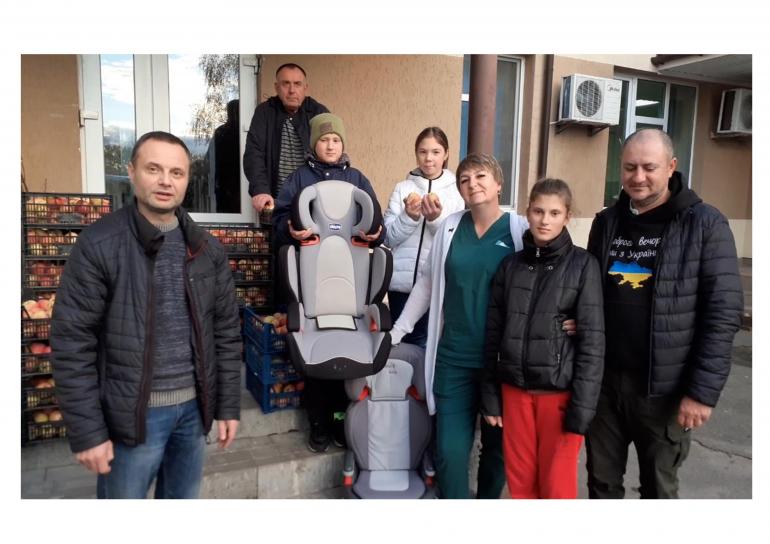 Смачні яблучка  та дитячі автокрісла  для діточок  із Вінницького навчально-реабілітаційного  центру "Гніздечко"